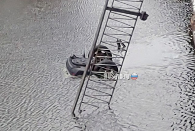 В Астрахани 18-летний парень взял без спроса машину у отца и утопил её в реке