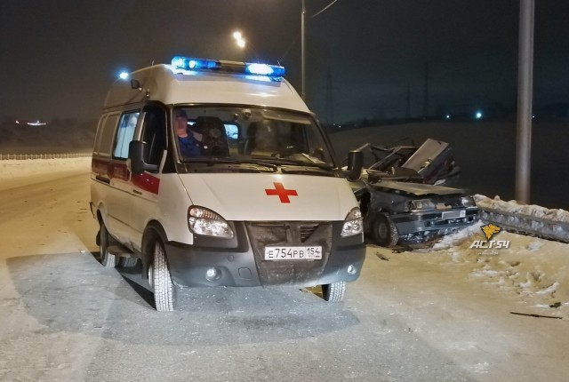 ВАЗ-2115 разорвало на части в результате ДТП в Новосибирске