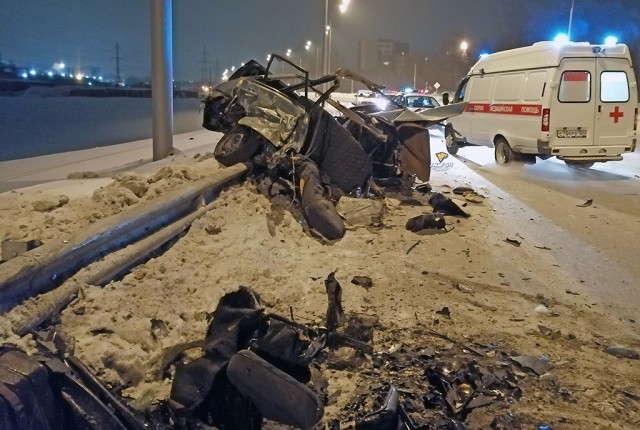 ВАЗ-2115 разорвало на части в результате ДТП в Новосибирске
