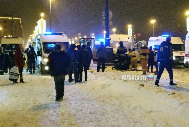 В Петербурге пешеход спровоцировал ДТП, в котором пострадали дети. ВИДЕО
