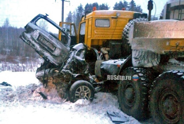«Toyota Land Cruiser» столкнулся с КАМАЗом в Удмуртии. Трое погибли
