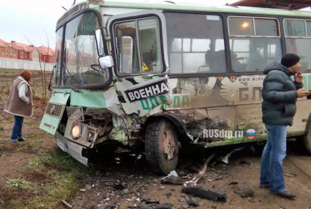 В Краснодаре лихач на «Ниссане» врезался в автобус. ВИДЕО