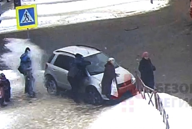 В Ярославле в результате ДТП «Suzuki» сбил двоих пешеходов. ВИДЕО