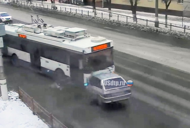 В Волгограде лоб в лоб столкнулись троллейбус и ВАЗ-2113. Видео