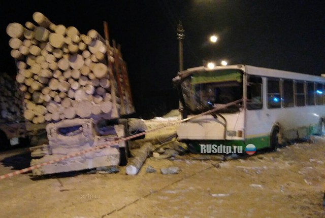 Видеорегистратор запечатлел момент столкновения автобуса и лесовоза в Коми