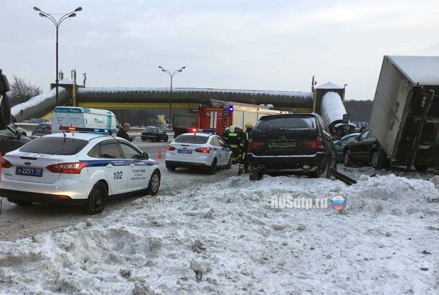 Грузовик раздавил 13 автомобилей на МКАД
