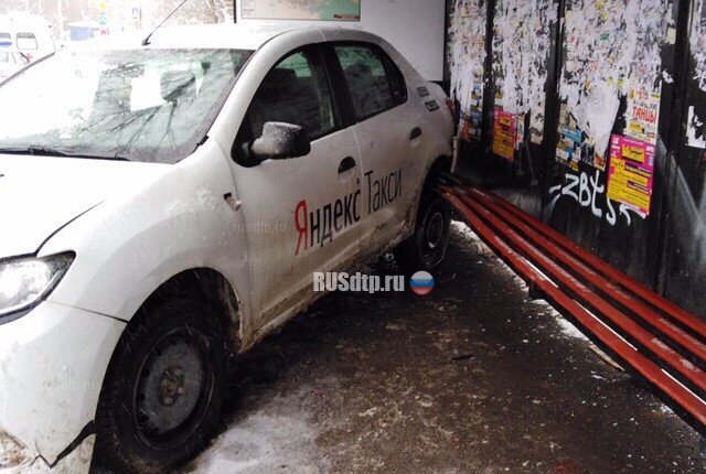 В Перми таксист испугался полицейских и сбил трёх человек на остановке