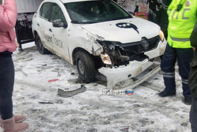 В Перми таксист испугался полицейских и сбил трёх человек на остановке