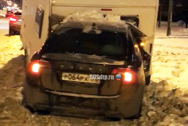 В Петербурге автомобиль въехал в автодом