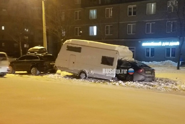 В Петербурге автомобиль въехал в автодом