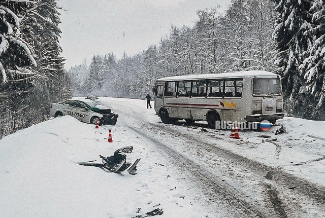 Таксист погиб, врезавшись в автобус во Всеволожском районе