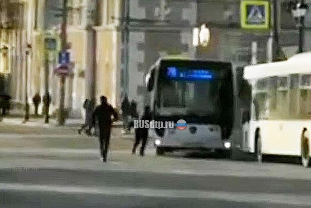 В Ростове-на-Дону водитель пытался остановить автобус руками. ВИДЕО