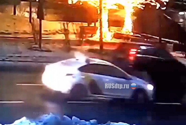 В Москве жительница Челябинска избила таксиста, угнала его машину и попала в ДТП
