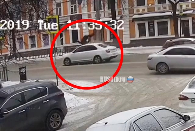 Момент наезда на пешехода на улице Варварской в Нижнем Новгороде