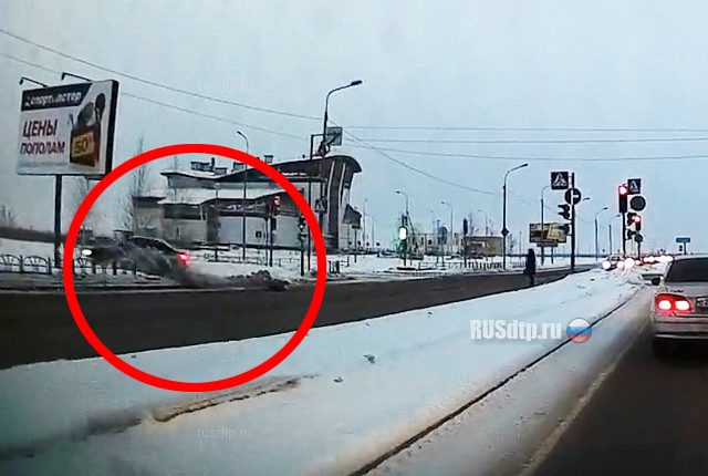 В Омске автомобиль сбил девочку и врезался в рекламный щит. ВИДЕО