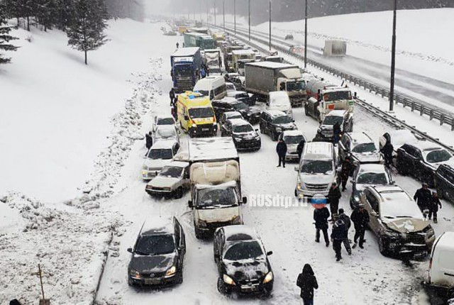 Около 100 автомобилей столкнулись на трассе М-2 в Подмосковье