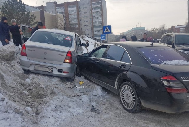 Момент ДТП с такси на улице Федосеева в Новосибирске