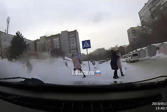 Момент ДТП с такси на улице Федосеева в Новосибирске