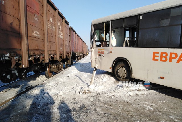 Автобус столкнулся с поездом под Новокузнецком