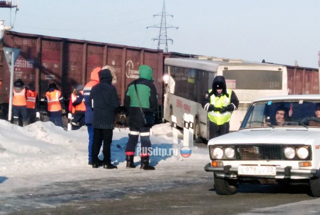 Автобус столкнулся с поездом под Новокузнецком