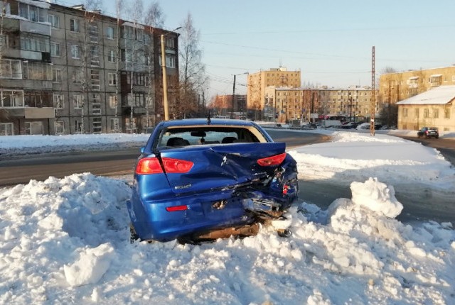 Гонки на дороге в Петрозаводске привели к ДТП. Видео