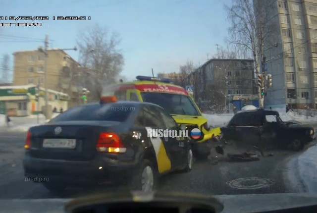 Видеорегистратор запечатлел момент ДТП с реанимобилем в Архангельске
