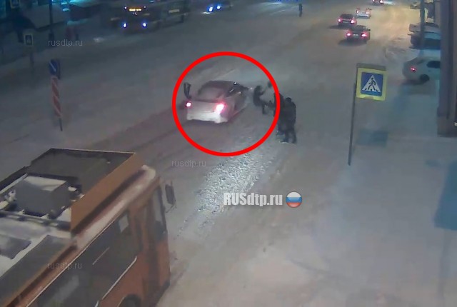 Камера запечатлела момент наезда на пешеходов в Перми
