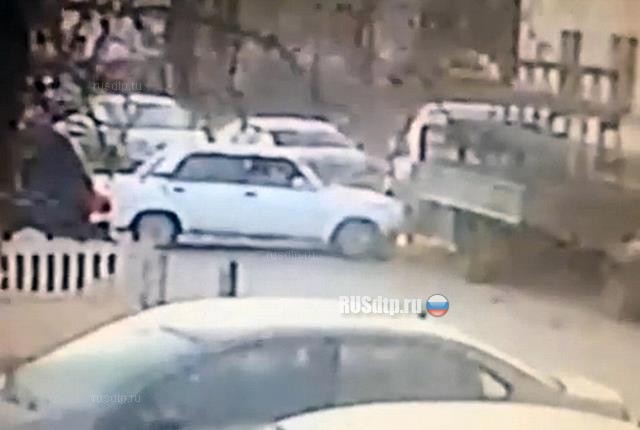 В Краснодаре водитель сбил женщину на тротуаре и скрылся. ВИДЕО