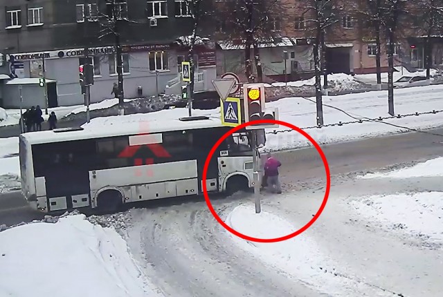 В Ярославле автобус переехал санки с ребенком. ВИДЕО