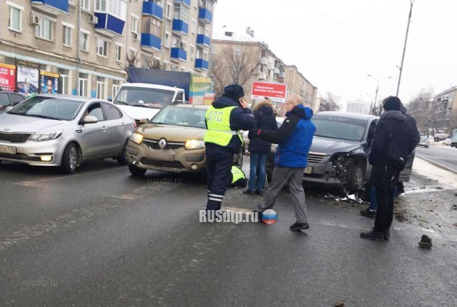 В Казани автомобиль протащил инспектора ДПС. Видео