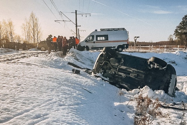 В Тосненском районе водитель «Шкоды» погиб в ДТП с тепловозом