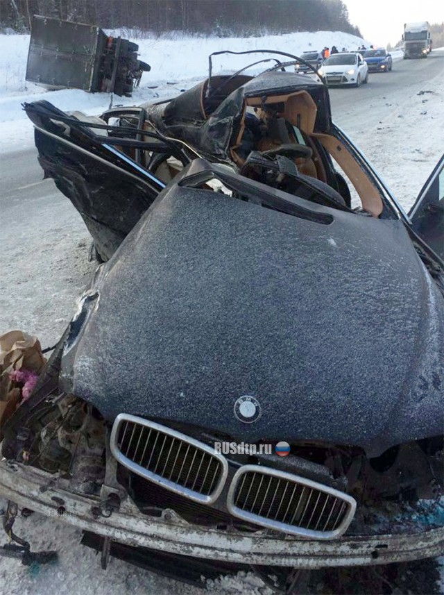 «BMW» смяло о встречный грузовик под Екатеринбургом