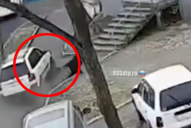 Во Владивостоке водитель сбил семью с ребенком и сбежал. ВИДЕО