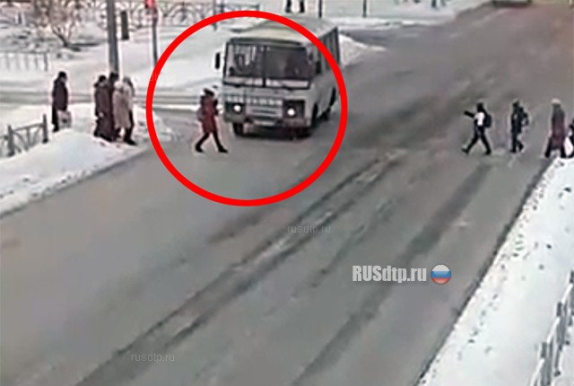 В Первоуральске автобус сбил девочку, которая отвлеклась на телефон. ВИДЕО