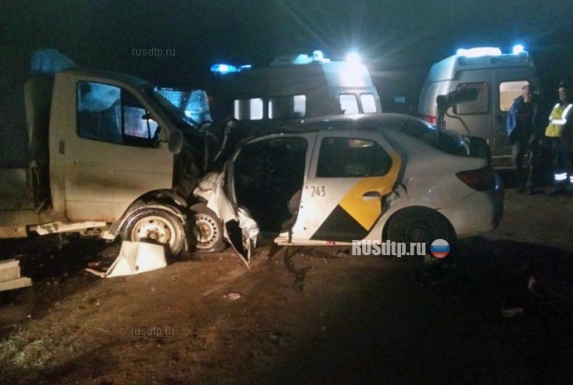 В Ярославской области в ДТП погибли два пассажира такси