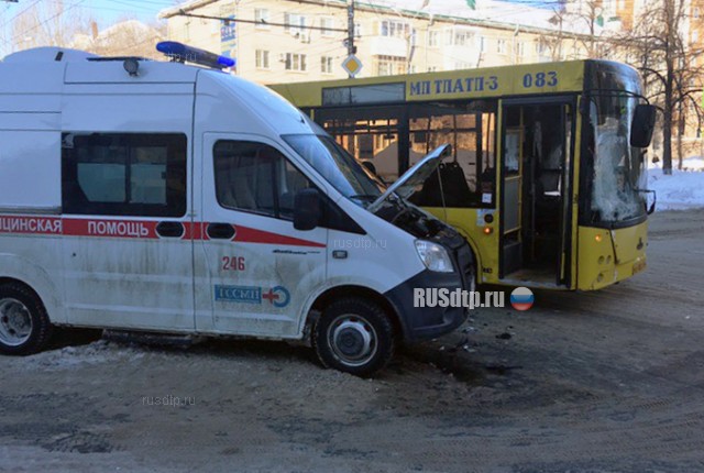 Автобус и скорая помощь столкнулись в Тольятти. ВИДЕО