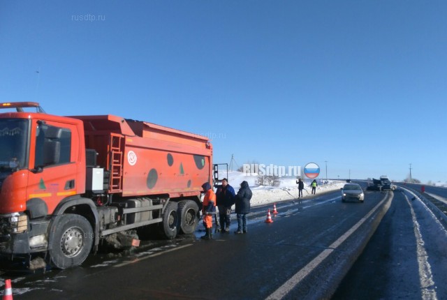Под Оренбургом «Киа» столкнулся с попутным грузовиком