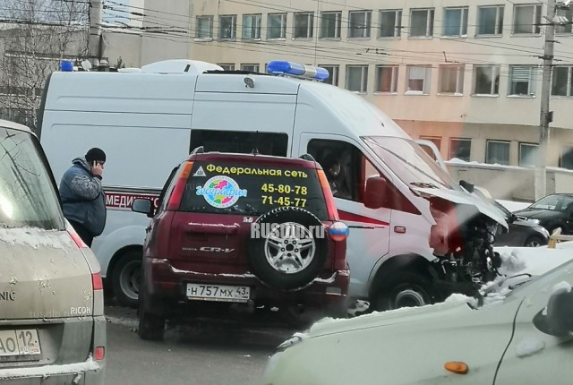 Массовое ДТП с участием скорой произошло в Кирове. ВИДЕО
