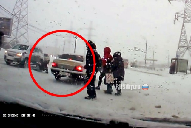 В Подольске автомобиль въехал в толпу пешеходов. ВИДЕО