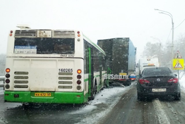 Автобус столкнулся с грузовиком в Новой Москве