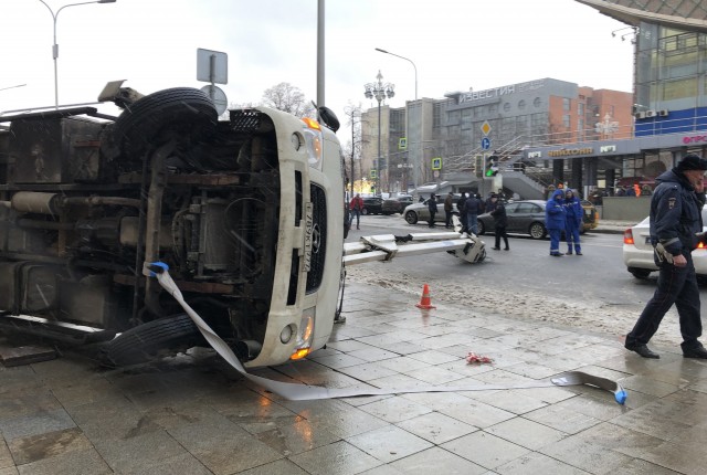 В центре Москвы автокран упал на проезжую часть