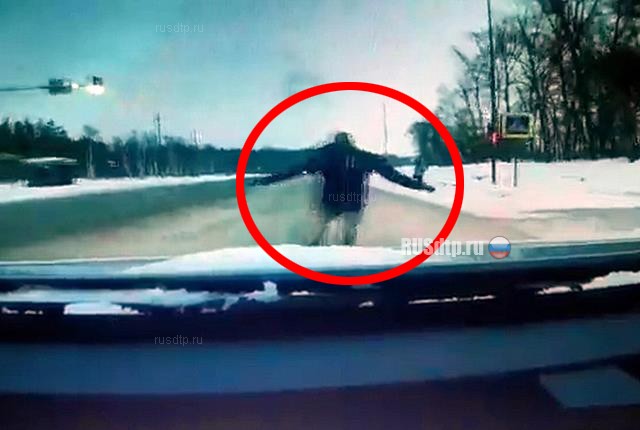 Под Казанью мужчина бросился под колеса автомобиля с видеорегистратором