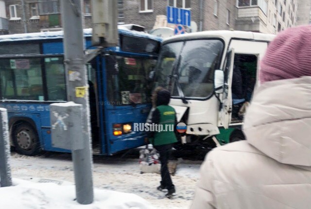 Момент ДТП с автобусами в Череповце. ВИДЕО
