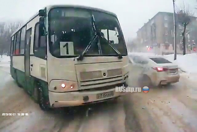 Момент ДТП с автобусами в Череповце. ВИДЕО