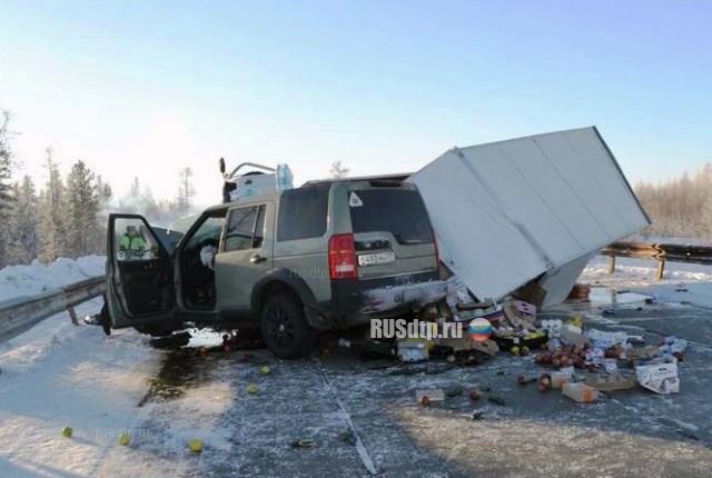Водитель автомобиля Land Rover погиб в ДТП на трассе Сургут - Салехард