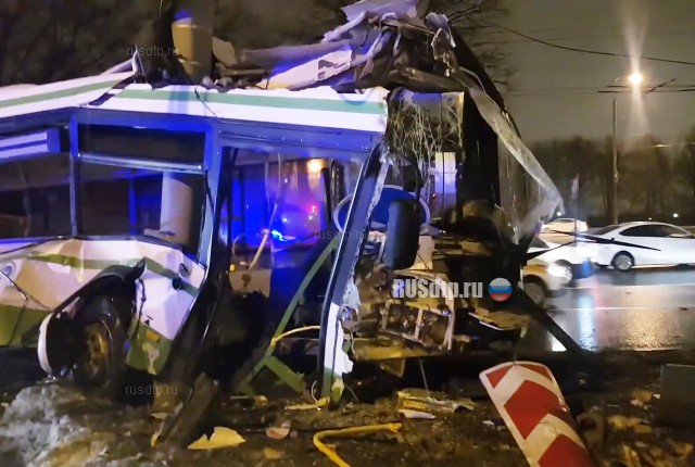 В Москве из-за лихача на «Мерседесе» автобус врезался в столб