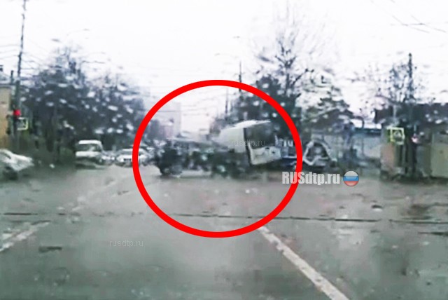 Видеорегистратор запечатлел момент ДТП с участием скорой в Краснодаре