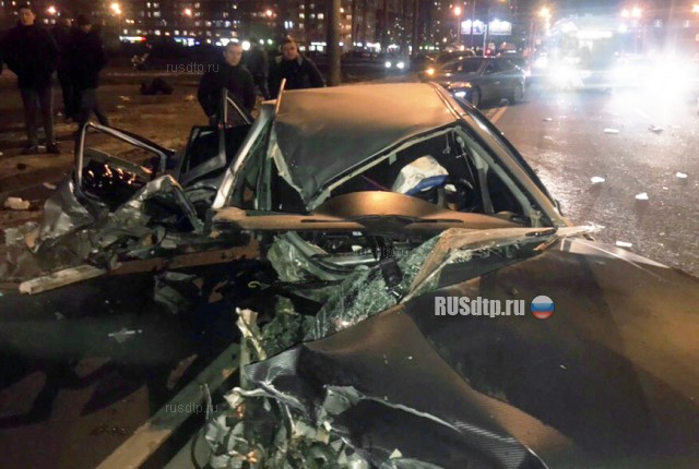 «Geely» разорвало на части в результате ДТП в Петербурге