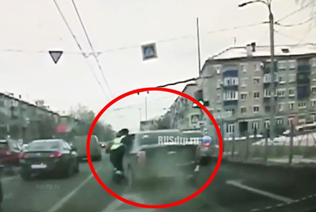 В Казани автомобиль протащил инспектора ДПС. Видео