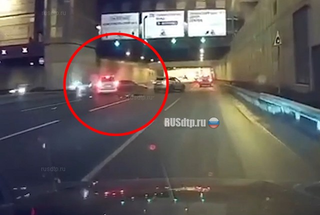 Момент гибели инспектора ДПС в тоннеле Москвы запечатлел видеорегистратор